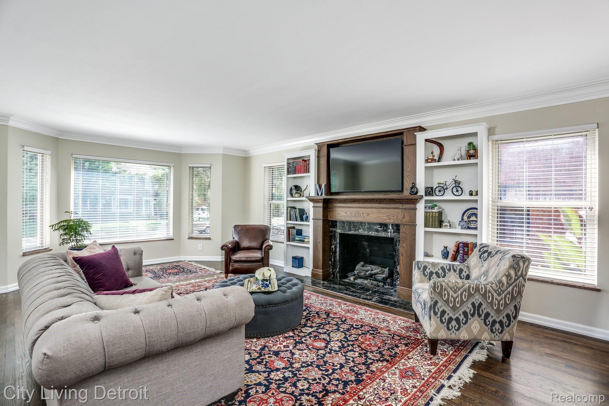 19605 Stratford Rd - living room