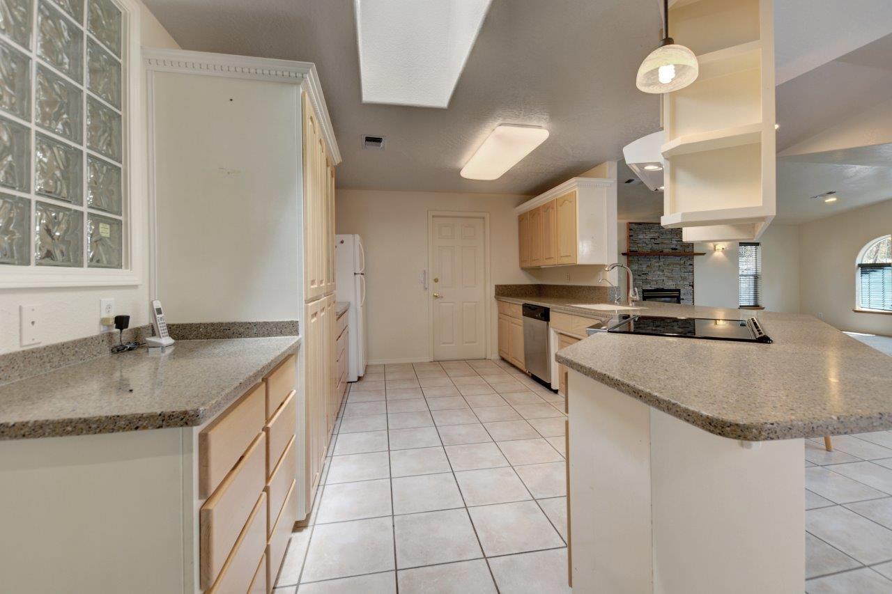 1353 Summit Loop Grants Pass, OR 97527 - Photo 10 of 58 DSC_1747_8_9