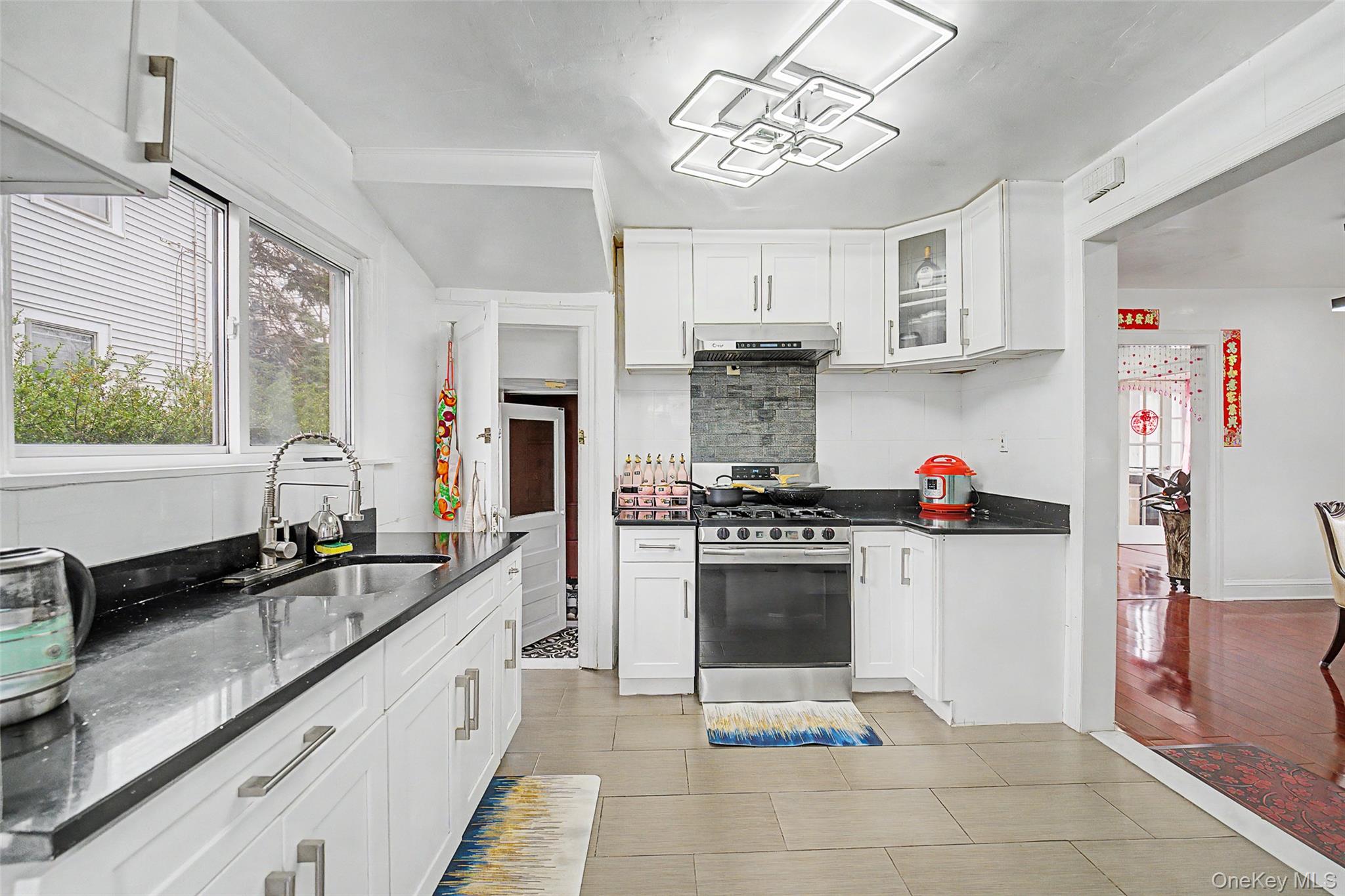 11 Baker Hill Road Great Neck, NY 11023 - Photo 11 of 29