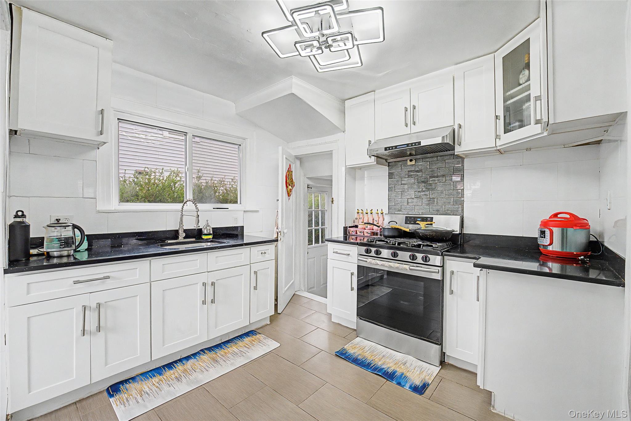 11 Baker Hill Road Great Neck, NY 11023 - Photo 12 of 29