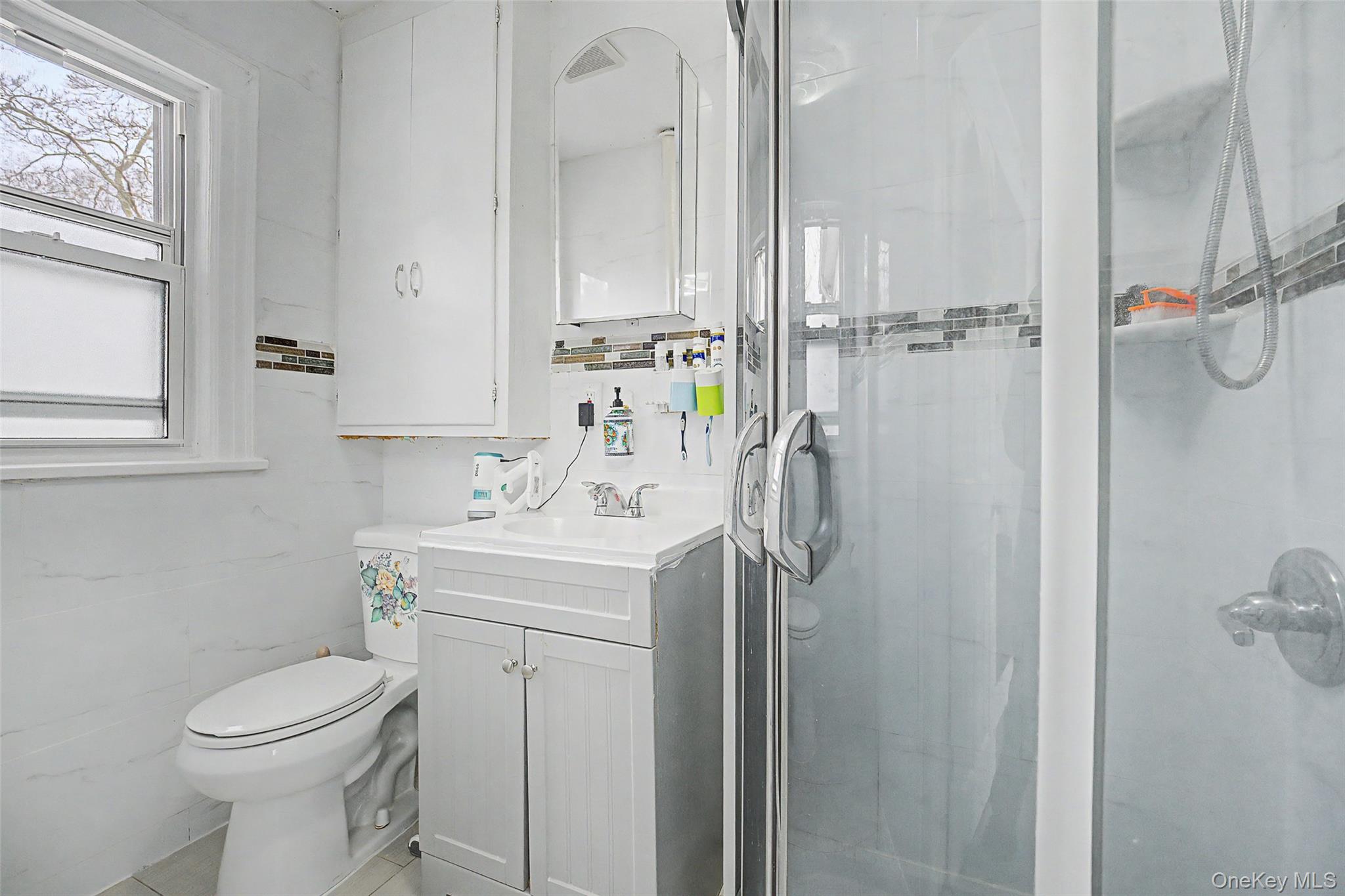 11 Baker Hill Road Great Neck, NY 11023 - Photo 15 of 29