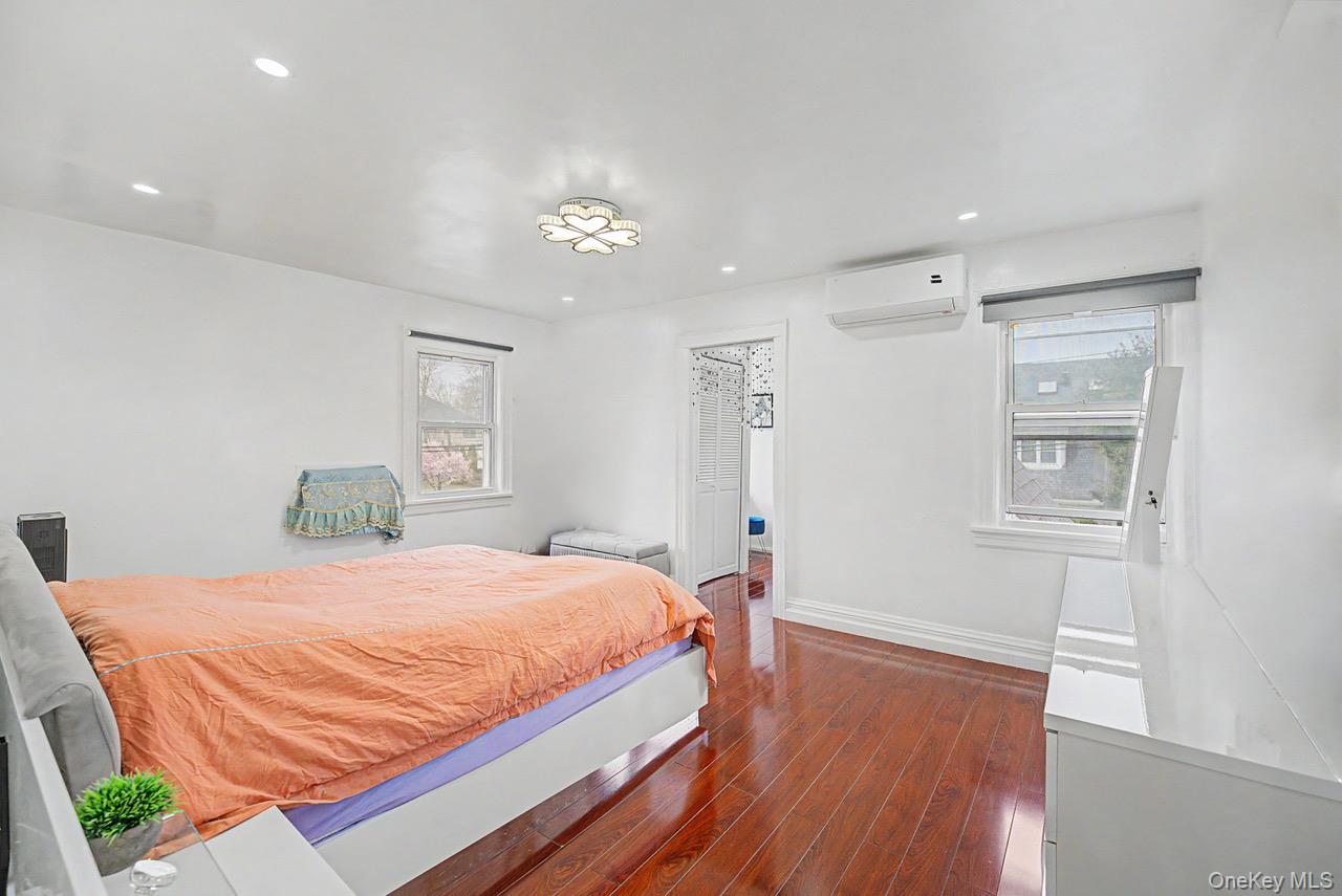 11 Baker Hill Road Great Neck, NY 11023 - Photo 17 of 29