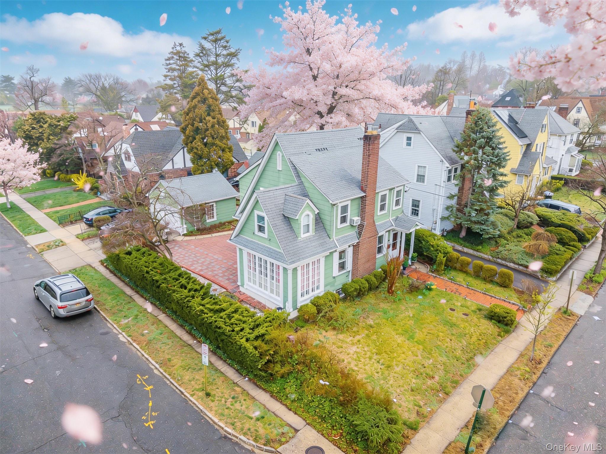 11 Baker Hill Road Great Neck, NY 11023 - Photo 2 of 29