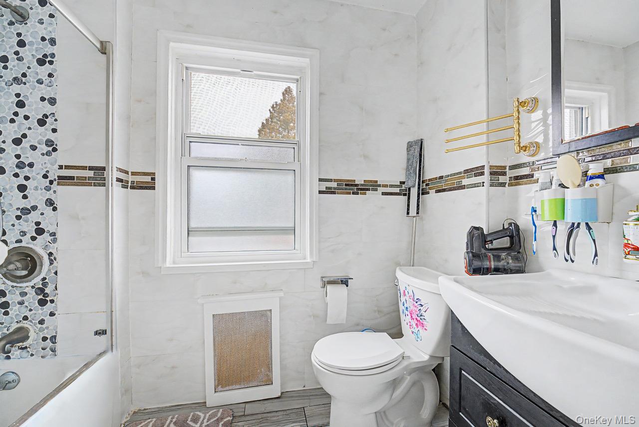 11 Baker Hill Road Great Neck, NY 11023 - Photo 21 of 29