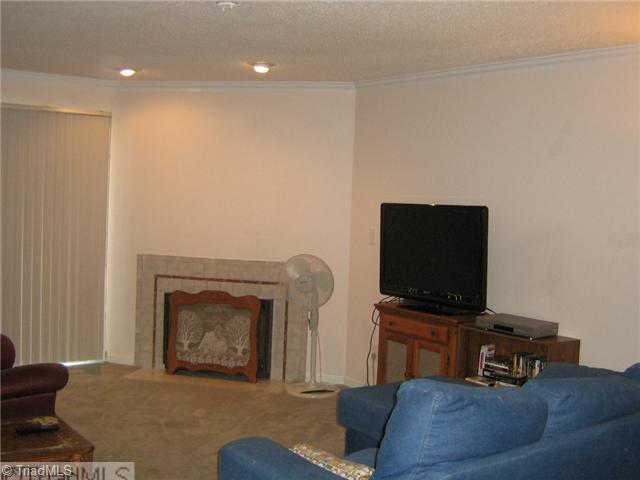 6103 Old Wagon Road Winston-Salem, NC 27106 - Photo 4 of 12 Living Room.