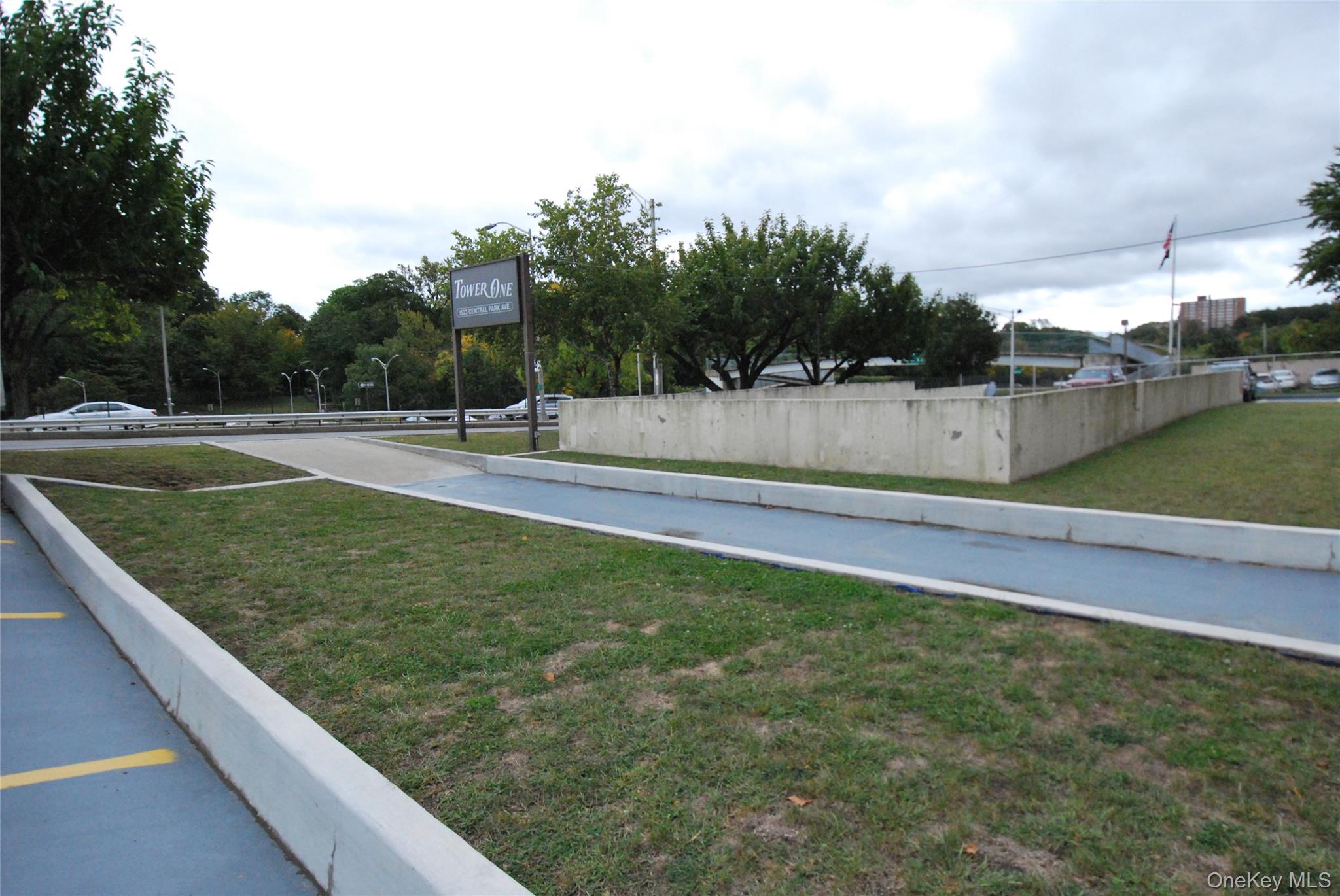 1523 Central Park Avenue, Unit 5F Yonkers, NY 10710 - Photo 18 of 20 a view of a backyard