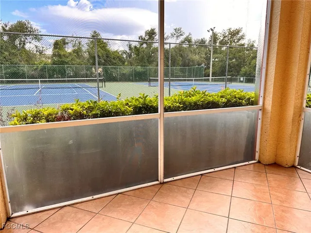 a view of a backyard