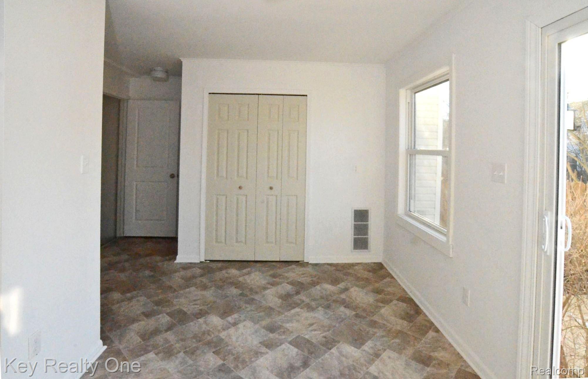 1040 Larson Court Rochester, MI 48307 - Photo 4 of 23 Kitchen 3.jpg