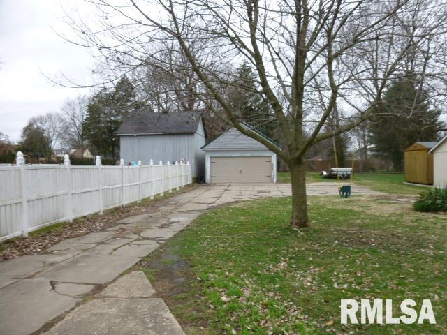 231 North Webster Avenue Jacksonville, IL 62650 - Photo 3 of 26