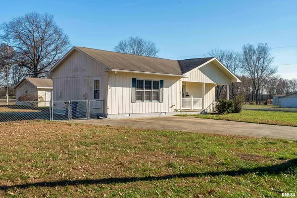 $132,000 | 516 South Safford Street, Christopher, IL 62822