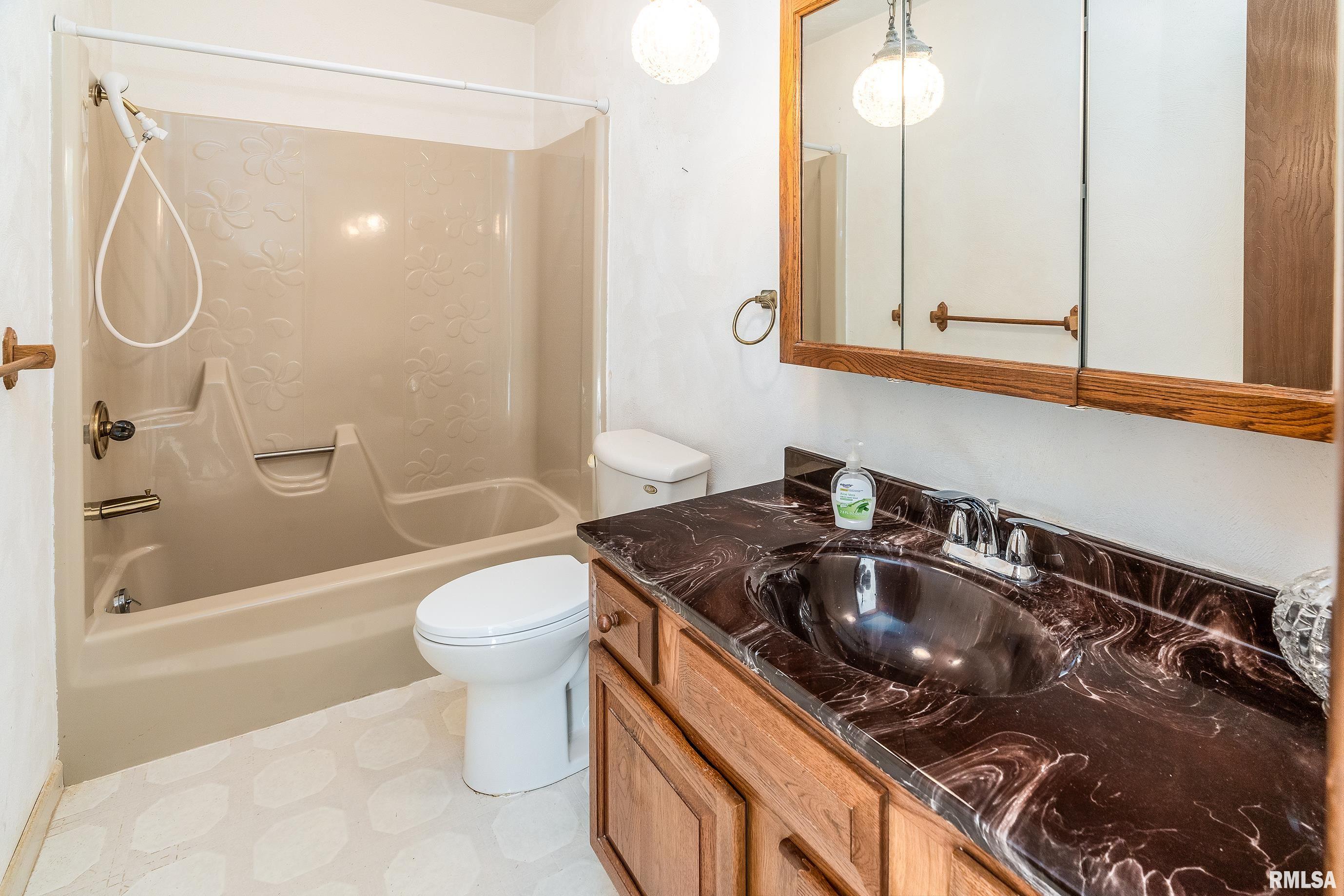 516 South Safford Street Christopher, IL 62822 - Photo 8 of 36