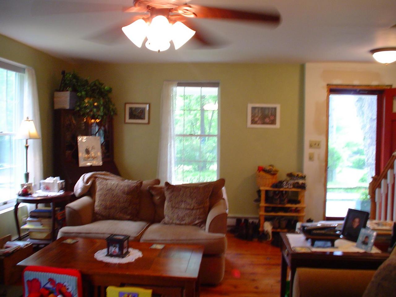 8140 D Mountain Road Stroudsburg, PA 18360 - Photo 3 of 11 Living Room