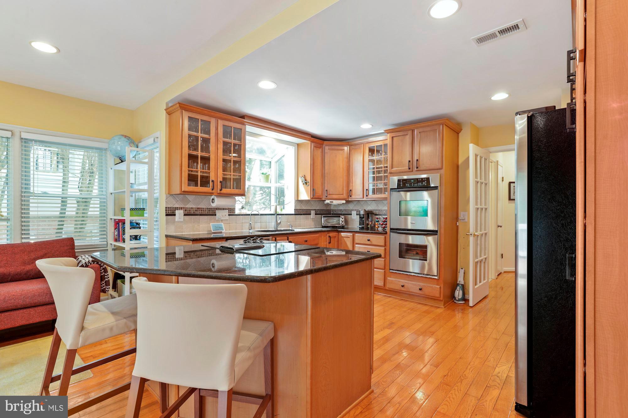 6849 St Albans Road McLean, VA 22101 - Photo 15 of 42 Sit up breakfast bar