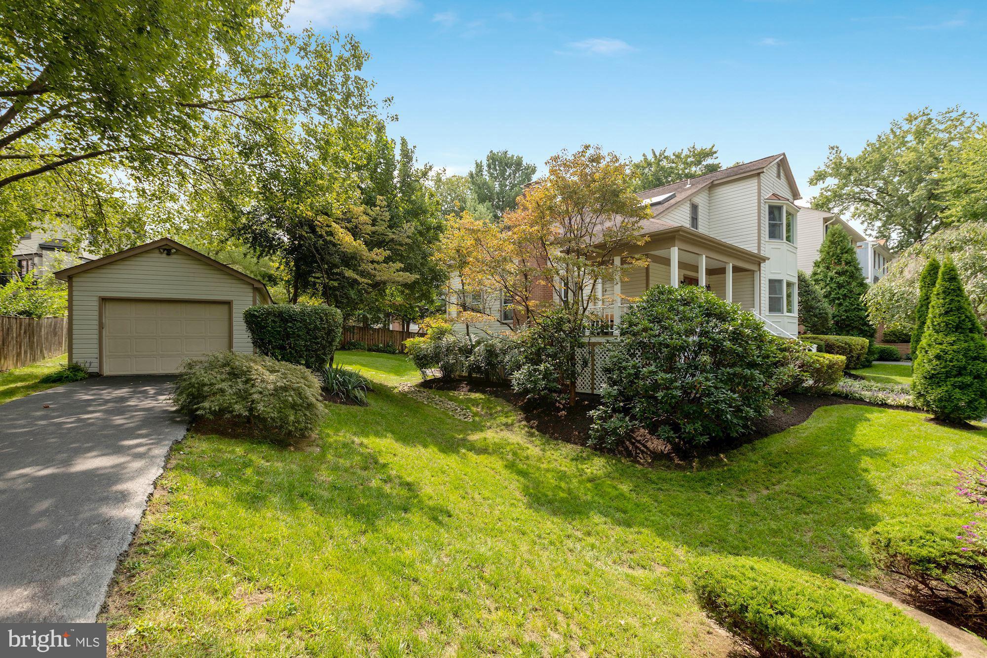 6849 St Albans Road McLean, VA 22101 - Photo 4 of 42 Landscape span front yard