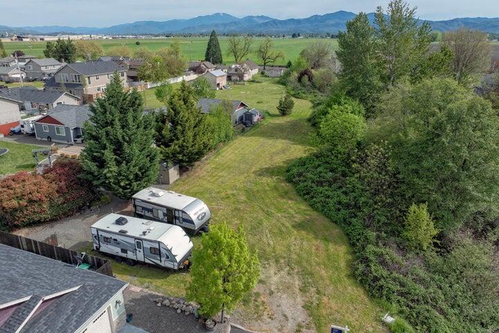 895 Holley Way Central Point, OR 97502 - Photo 2 of 8 hw2