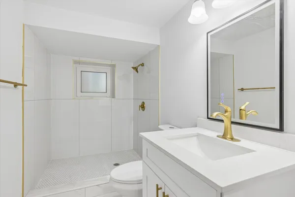 $3,200 | 4044 West Kamerling Avenue, Unit 1, Chicago, IL 60651
