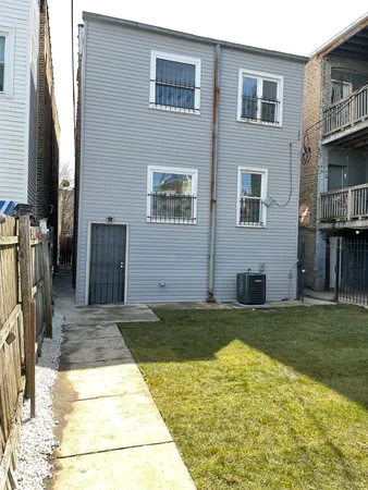 $3,200 | 4044 West Kamerling Avenue, Unit 1, Chicago, IL 60651