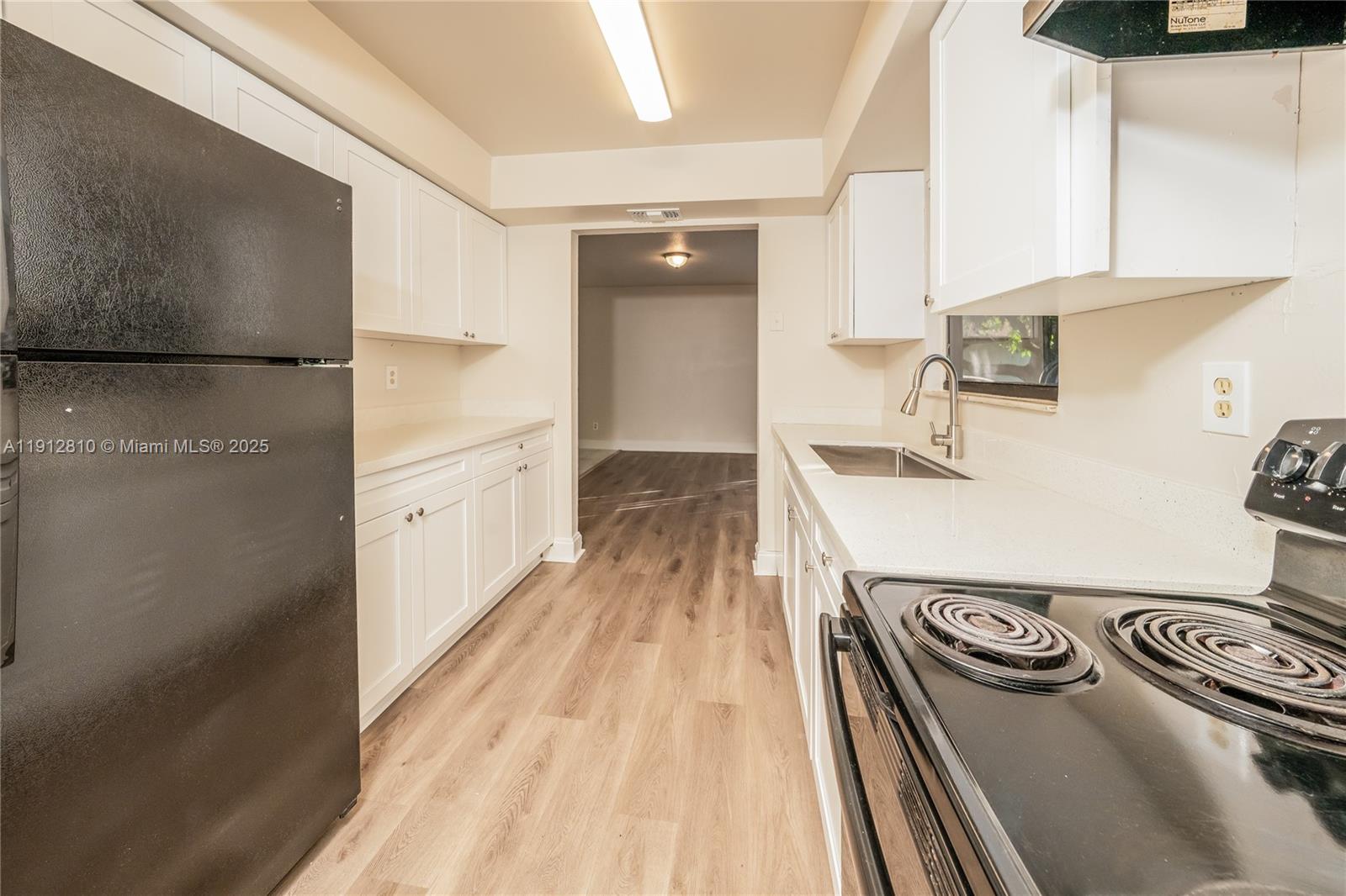 586 Udell Lane Delray Beach, FL 33445 - Photo 5 of 16 a hallway with a stove
