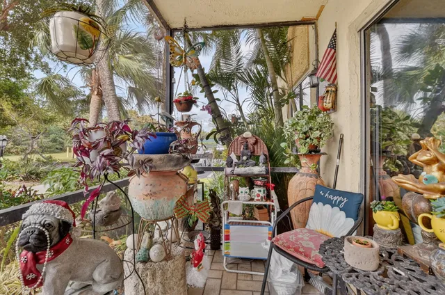 a view of entryway with outdoor seating