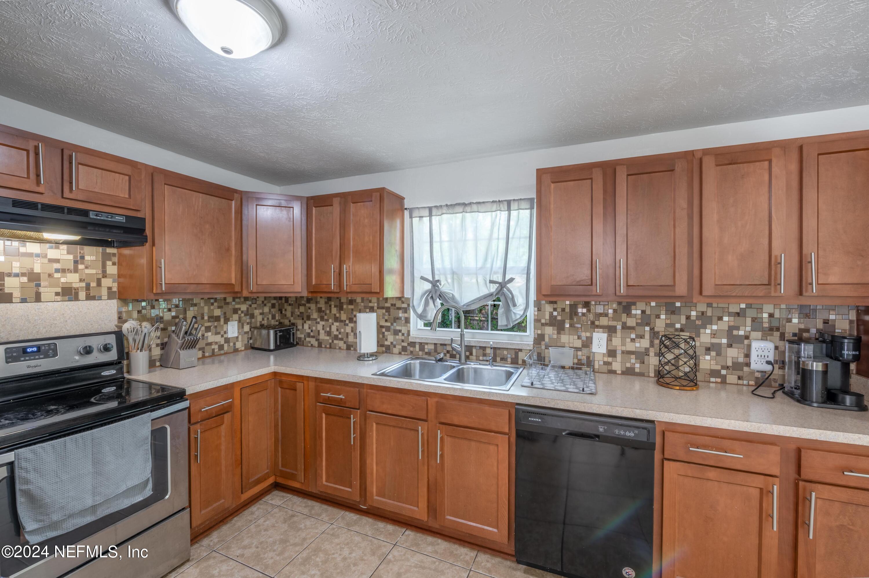 351 Capella Road Orange Park, FL 32073 - Photo 8 of 26 2024_07_08 351 Capella Rd-061-kitchen_Or