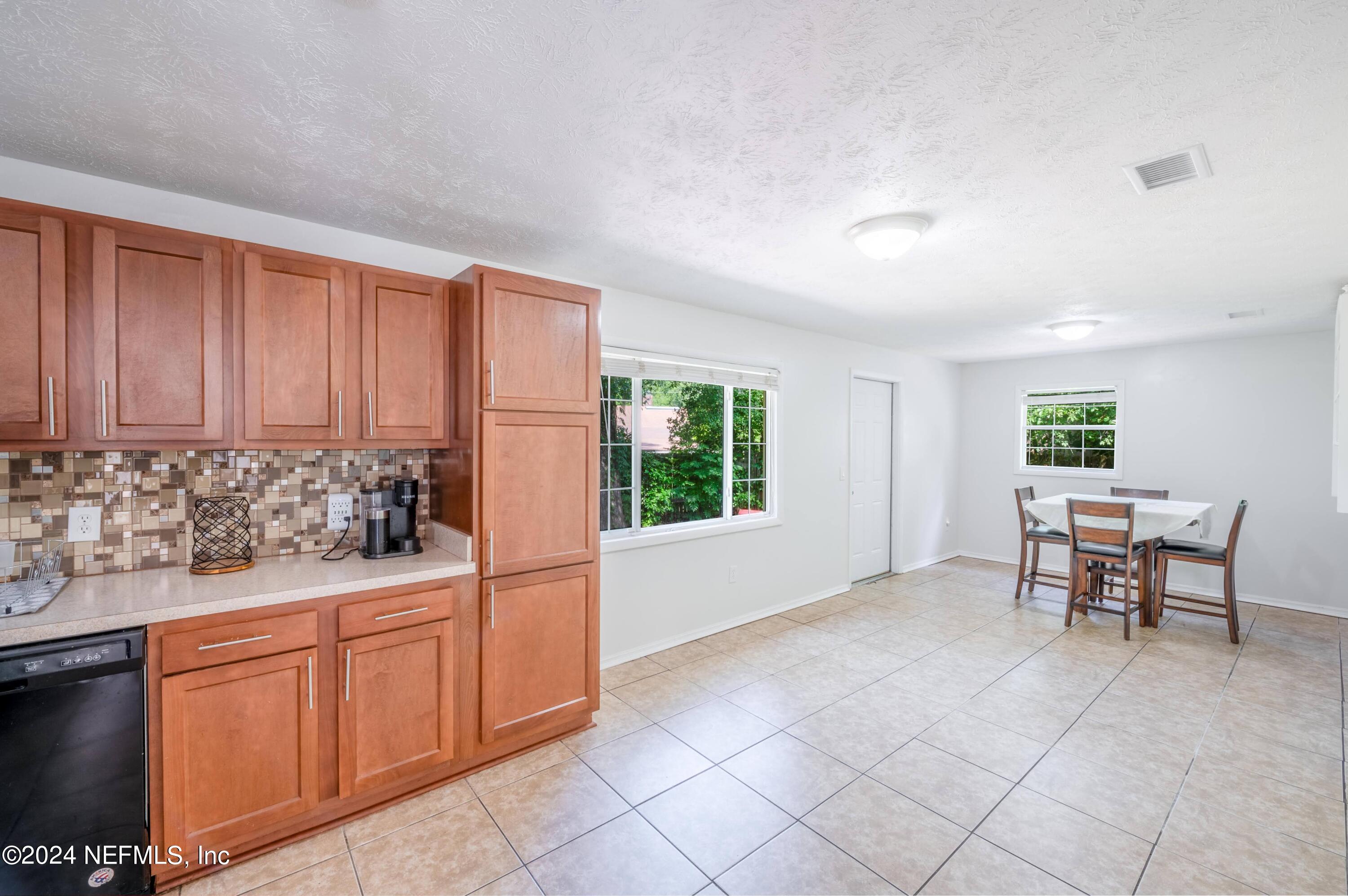 351 Capella Road Orange Park, FL 32073 - Photo 9 of 26 2024_07_08 351 Capella Rd-043-kitchen_Or