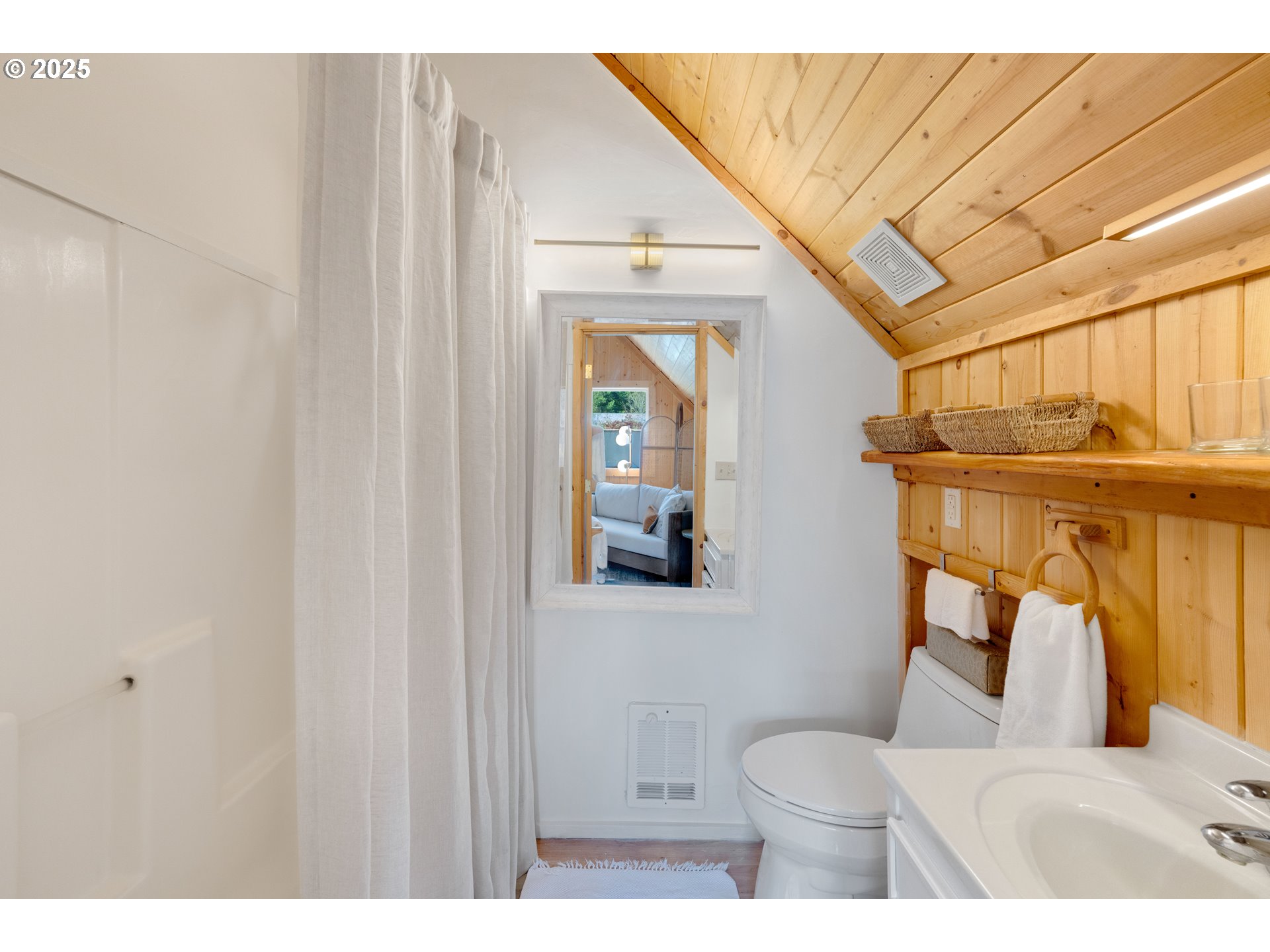 53461 Safe Road Bandon, OR 97411 - Photo 23 of 41 En Suite Bathroom