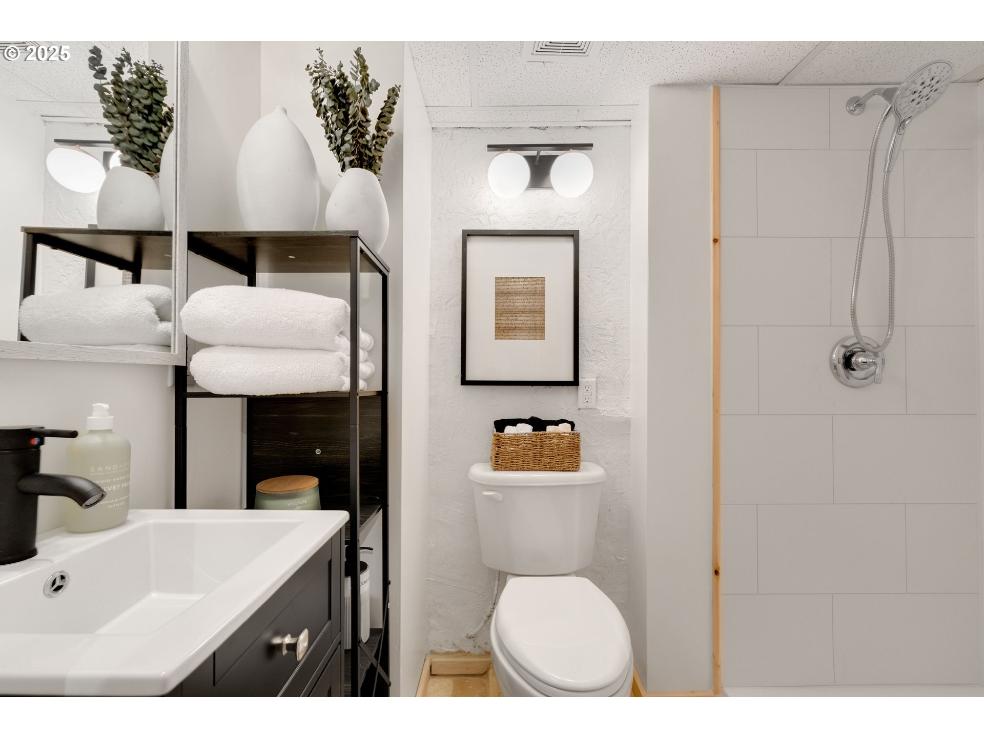 53461 Safe Road Bandon, OR 97411 - Photo 27 of 41 En Suite Bathroom