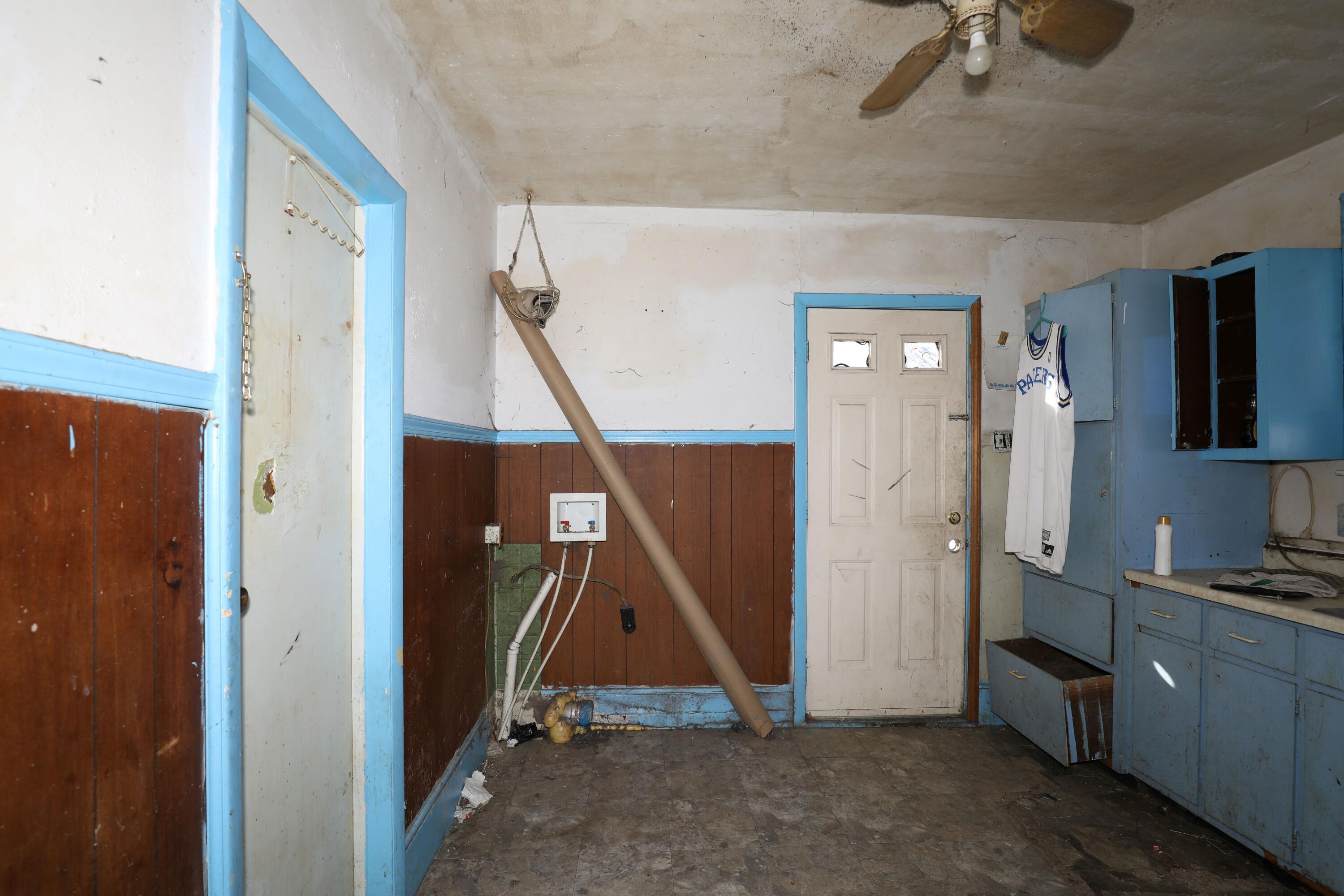1615 West 1st Street Marion, IN 46952 - Photo 17 of 42 a view of an entryway