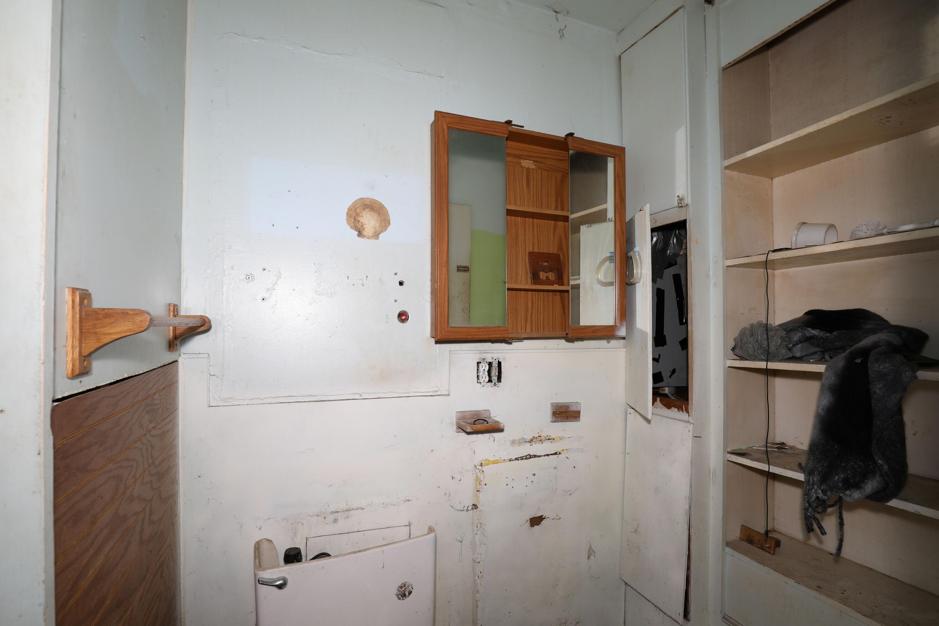 1615 West 1st Street Marion, IN 46952 - Photo 22 of 42 a bathroom with a bathtub and a sink
