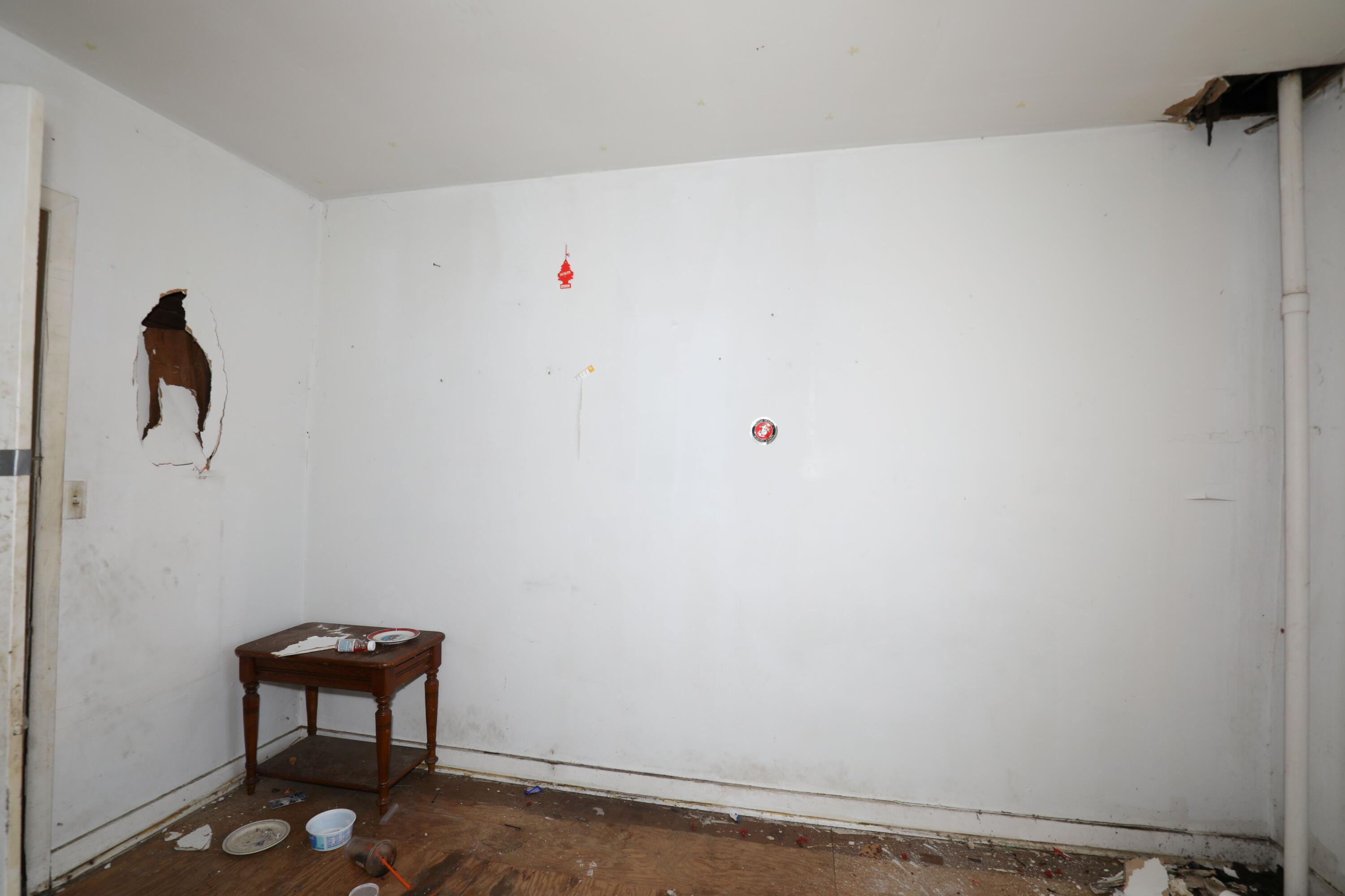 1615 West 1st Street Marion, IN 46952 - Photo 33 of 42 a room with a window