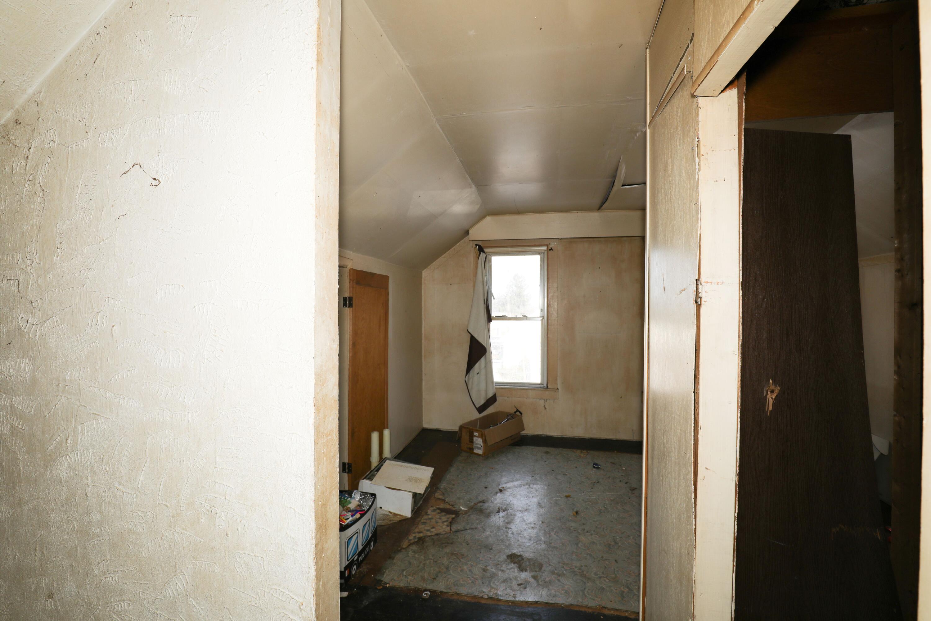 1615 West 1st Street Marion, IN 46952 - Photo 34 of 42 a view of a hallway with wooden floor and windows