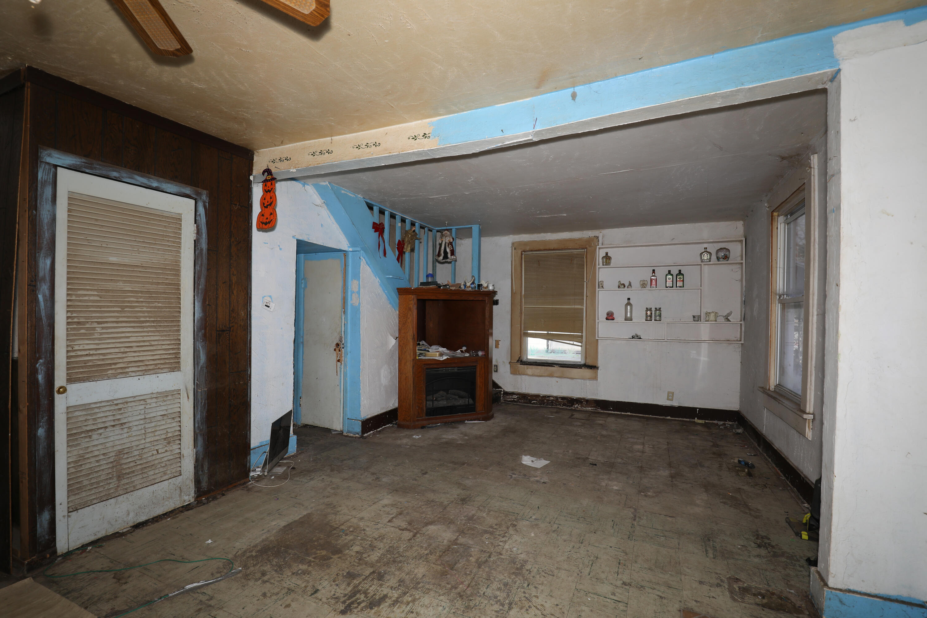 1615 West 1st Street Marion, IN 46952 - Photo 10 of 42 a view of a livingroom with a fireplace