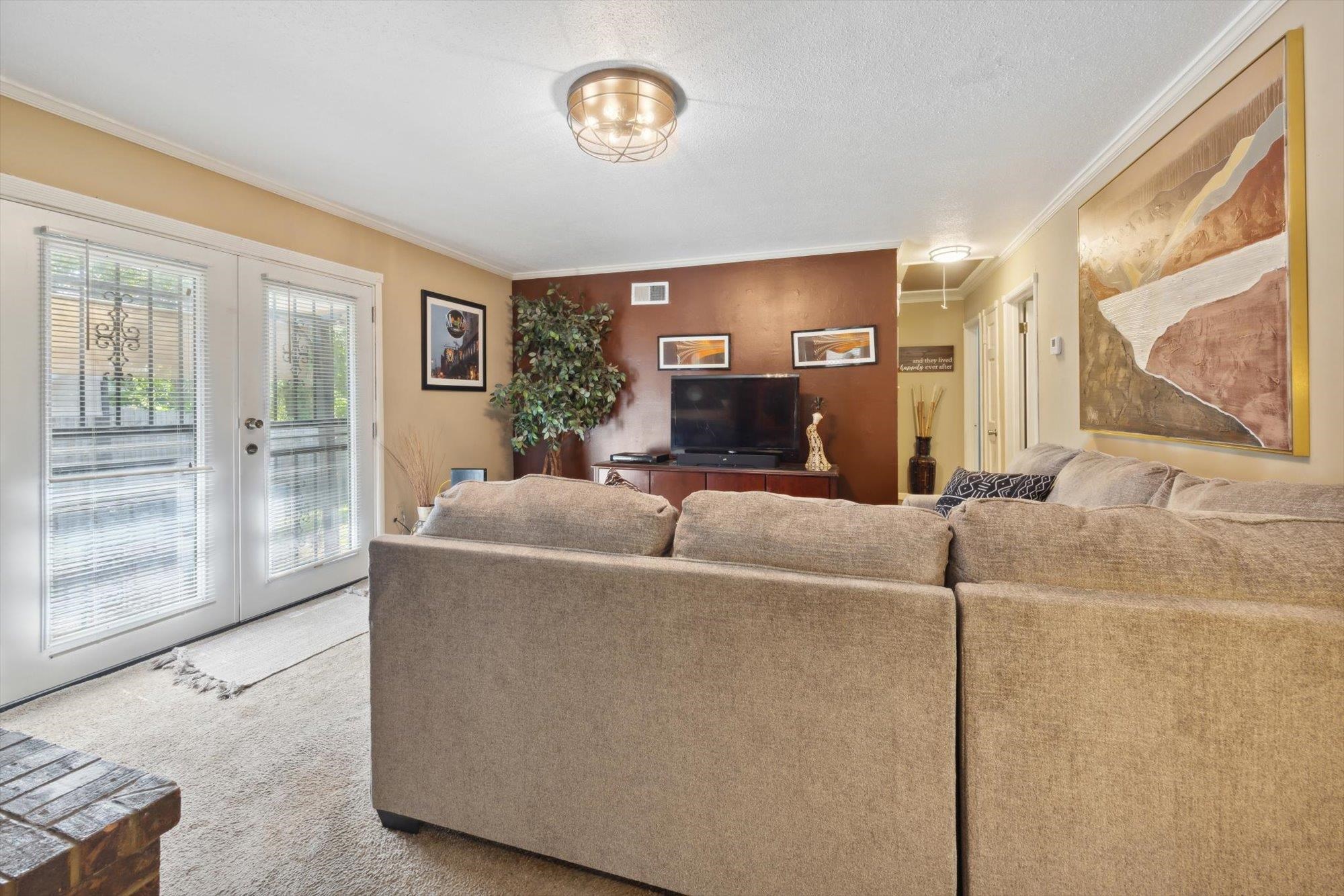 2936 Falkirk Road Memphis, TN 38128 - Photo 15 of 25 a living room with furniture and a table