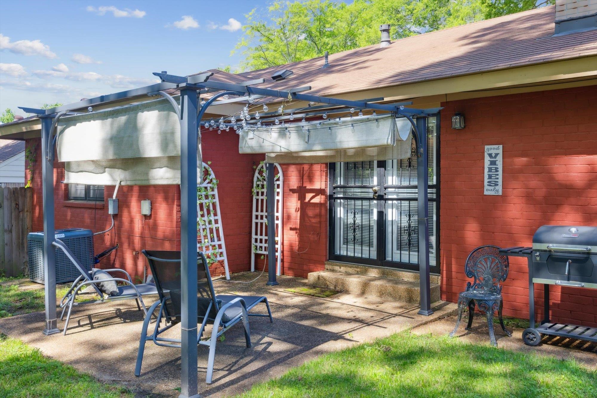 2936 Falkirk Road Memphis, TN 38128 - Photo 23 of 25 a view of a chairs and tables in patio
