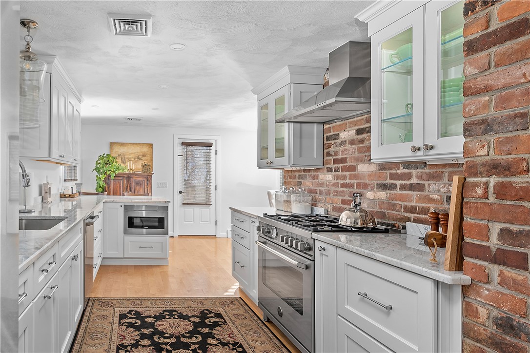 171 Carlton Avenue Warwick, RI 02889 - Photo 12 of 45