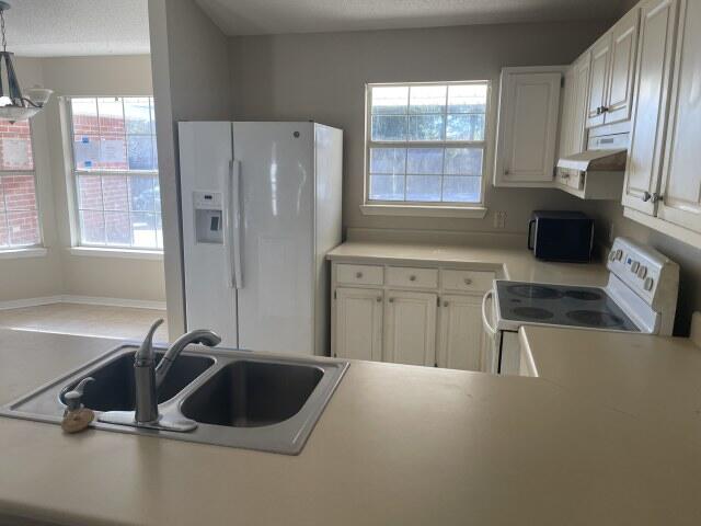 326 Riverchase Boulevard Crestview, FL 32536 - Photo 7 of 24 a kitchen with a sink a stove and a refrigerator
