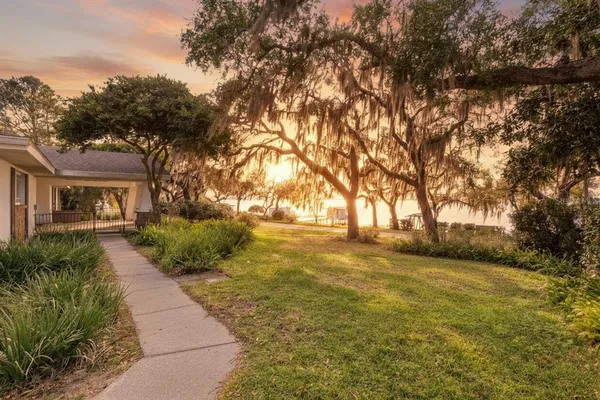 $995,000 | 103 South Lakeshore Drive, Minneola, FL 34715