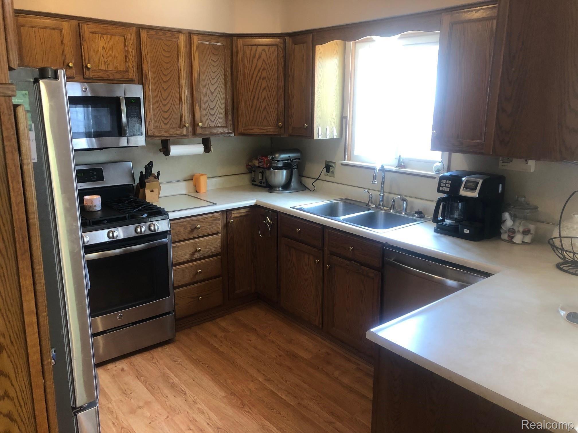25956 Reeck Road Trenton, MI 48183 - Photo 2 of 19 IMG_2831.jpg