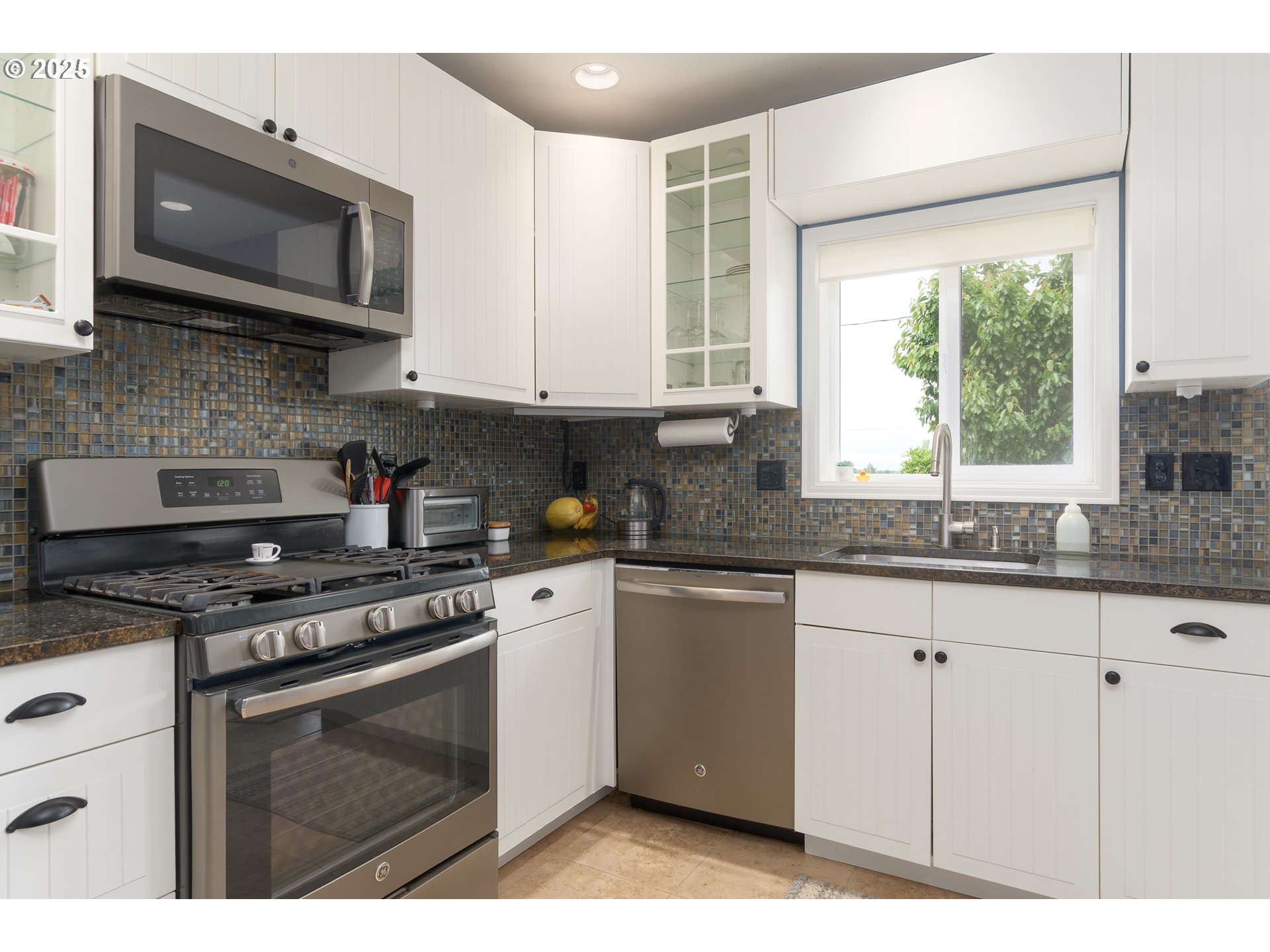 2108 Charnelton Street Eugene, OR 97405 - Photo 3 of 20