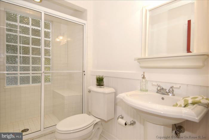330 Severn Road Annapolis, MD 21401 - Photo 17 of 30 Bath