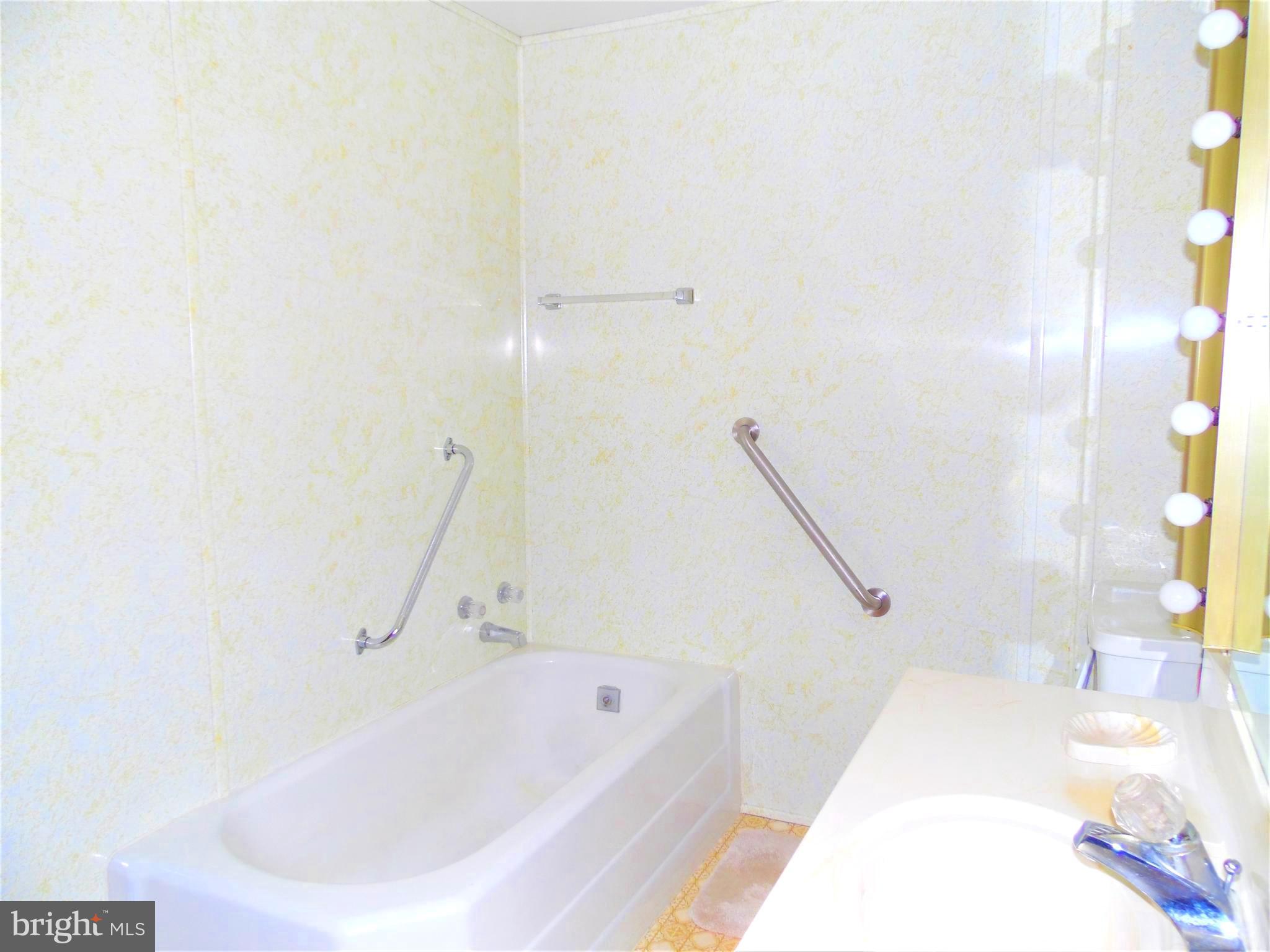 18908 Legislative Road Southwest Barton, MD 21521 - Photo 20 of 28 Tub in upstairs Bathroom.