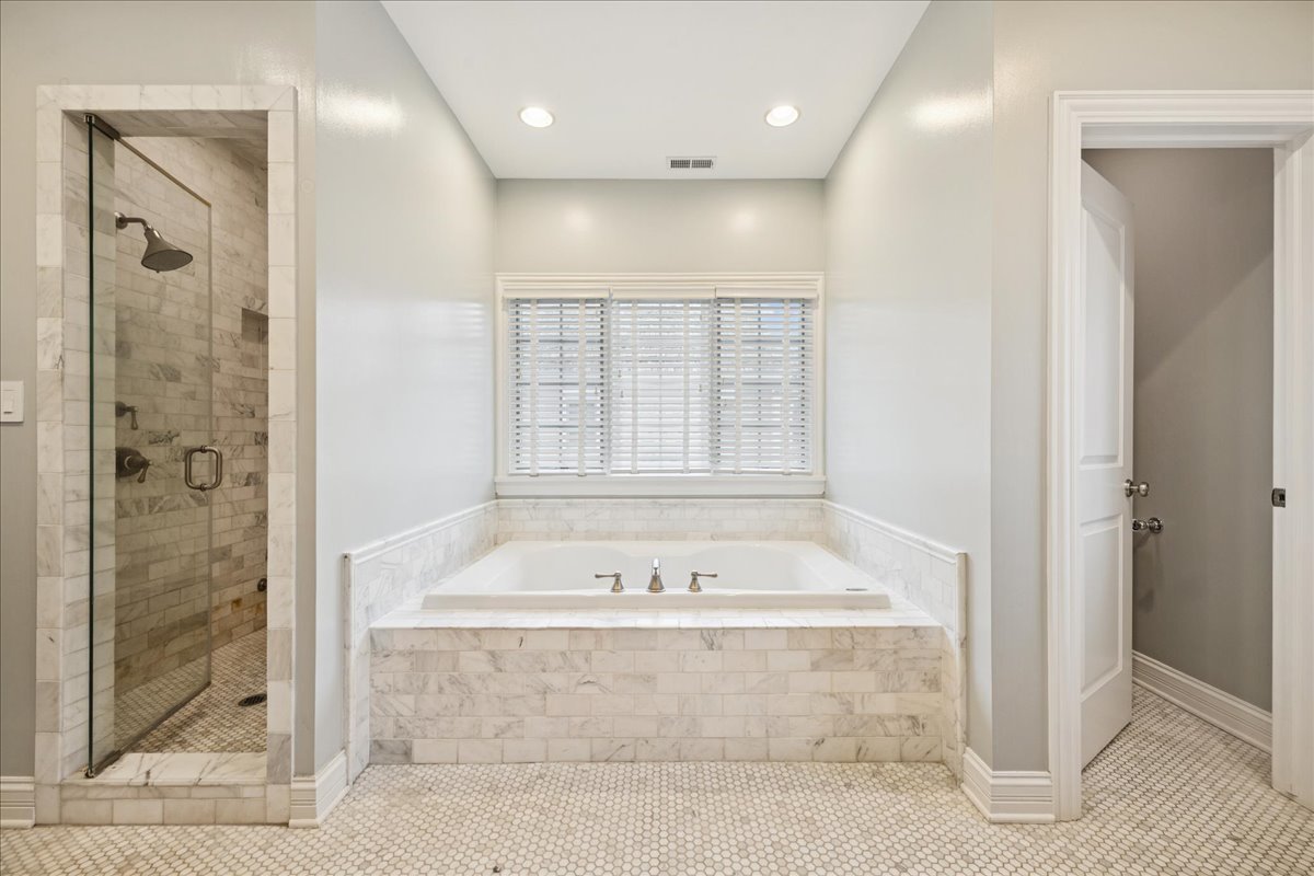 343 Washington Avenue Glencoe, IL 60022 - Photo 19 of 35 a spacious bathroom with a tub shower and window