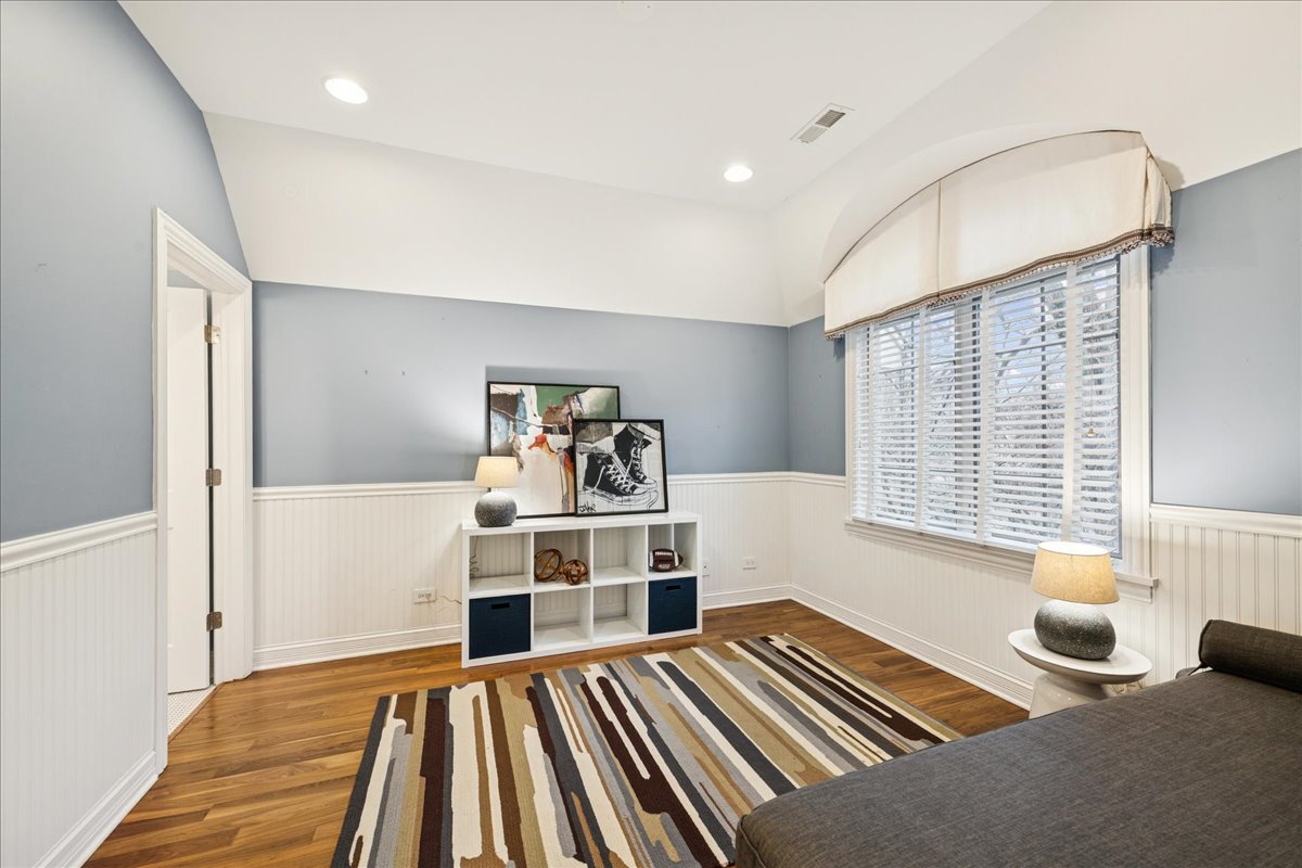 343 Washington Avenue Glencoe, IL 60022 - Photo 21 of 35 a view of a livingroom with furniture and windows