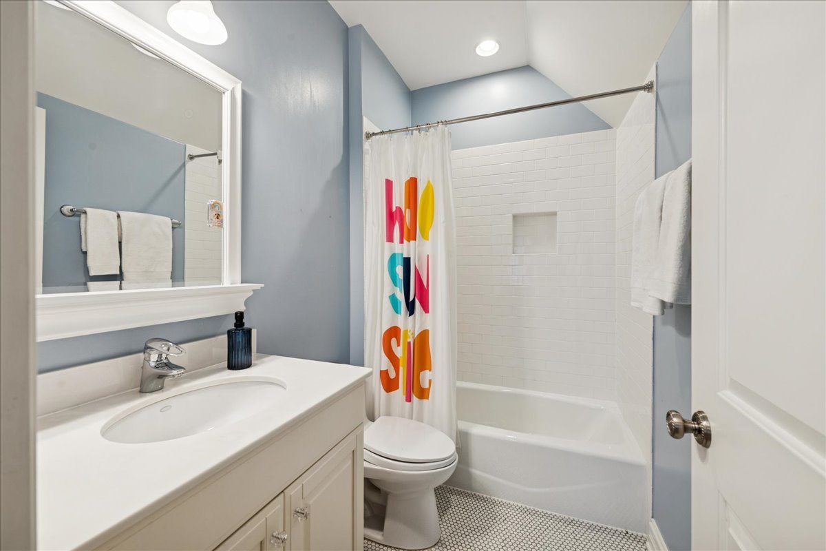 343 Washington Avenue Glencoe, IL 60022 - Photo 22 of 35 a bathroom with a sink toilet and shower
