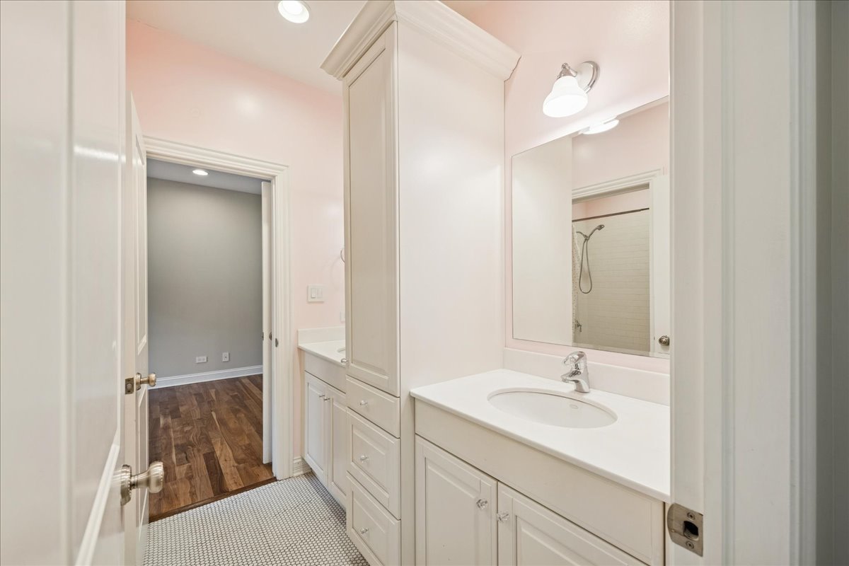 343 Washington Avenue Glencoe, IL 60022 - Photo 25 of 35 a bathroom with a sink double vanity and a mirror