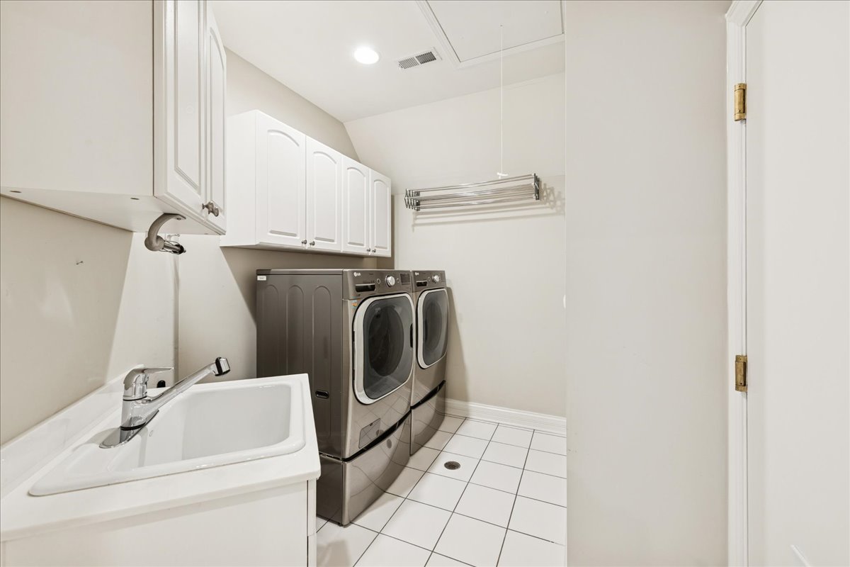 343 Washington Avenue Glencoe, IL 60022 - Photo 27 of 35 a utility room with dryer and washer