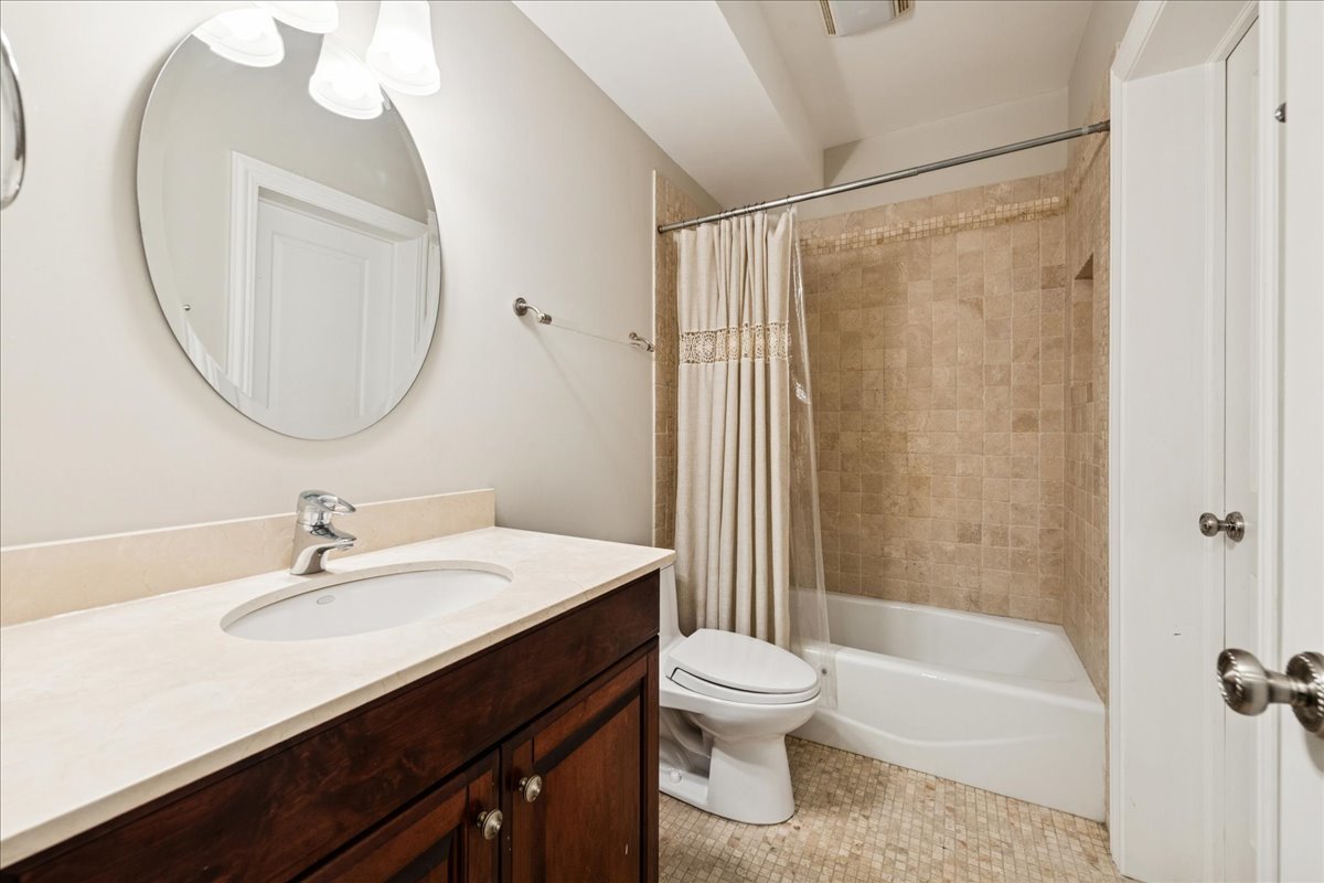 343 Washington Avenue Glencoe, IL 60022 - Photo 33 of 35 a bathroom with a sink toilet and shower