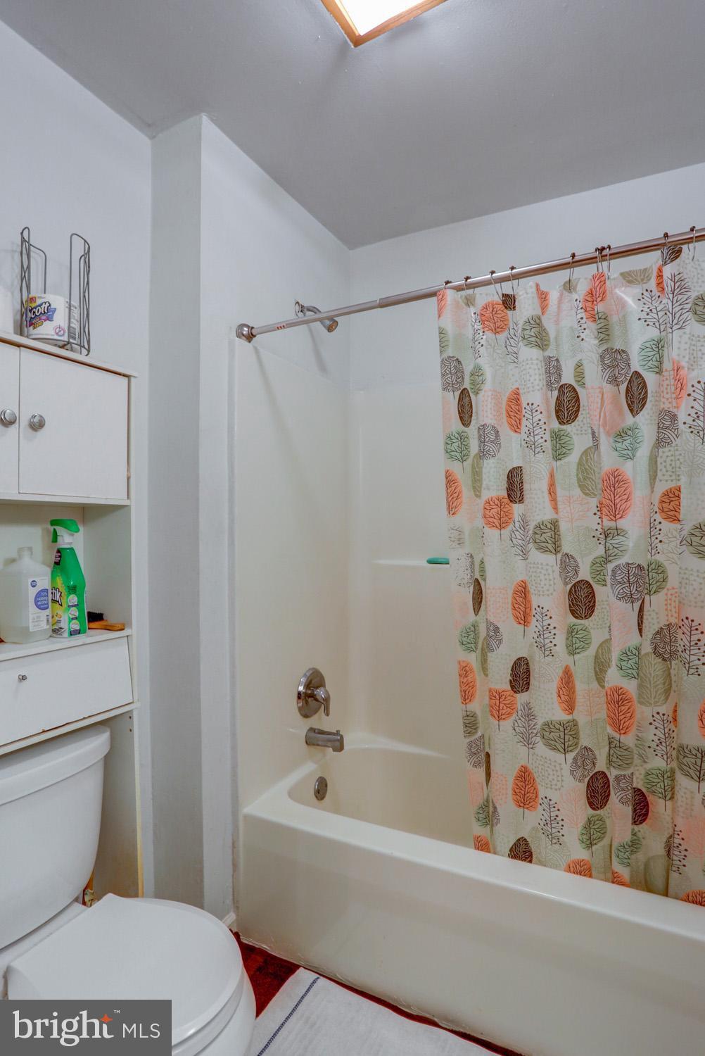 417 Green Street Lancaster, PA 17602 - Photo 29 of 37 a bathroom with a toilet a sink and a bathtub