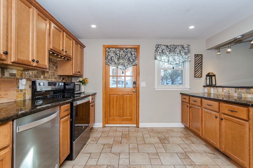 25 Edgewood Road Tewksbury, MA 01876 - Photo 5 of 36 Gallery Image 5