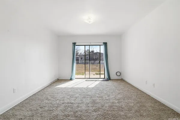 $332,000 | 508 Crouch Avenue, Devine, TX 78016